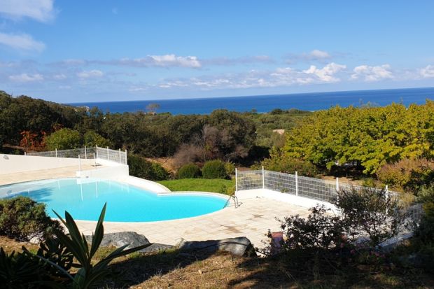 Maison climatisée avec piscine commune à 200m de la plage