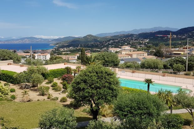 Appartement climatisée avec piscine commune et vue mer