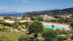 Appartement climatisée avec piscine commune et vue mer