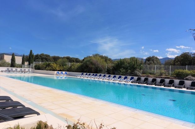 Maisonnette dans résidence avec piscine, climatisé, 2 chambres, proche commerces et mer