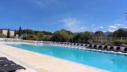 Maisonnette dans résidence avec piscine, climatisé, 2 chambres, proche commerces et mer