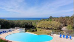 Appartement climatisé dans une résidence avec piscine, proche commerces et plage, 2 chambres