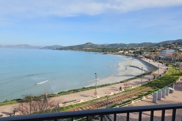 Appartement, vieille ville, Ile Rousse, pieds dans l'eau