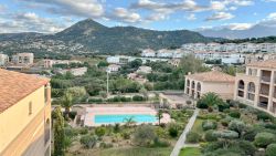 Appartement duplex, climatisé avec piscine commune, vue sur mer et Ile Rousse
