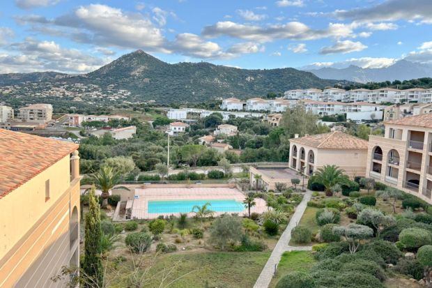 Appartement duplex, climatisé avec piscine commune, vue sur mer et Ile Rousse