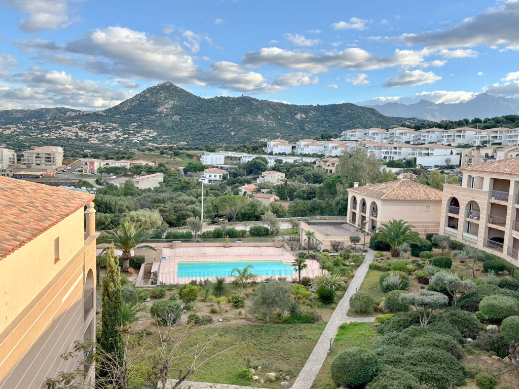 Appartement duplex, climatisé avec piscine commune, vue sur mer et Ile Rousse